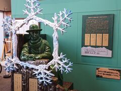 こちらは、旭川観光物産情報センターカウンター近くにある、「石川啄木像」。