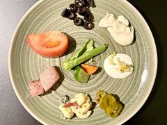 
待ち時間にラウンジへ

プライオリティパスの使える「Pearl Lounge」はゲートDエリア

Trip.comに付いてるサービスラウンジも同じ

ただ長蛇の列でチェックインするまで30分近く待ちました