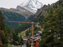 Kirchbrücke（通称：日本人橋）

到着時は曇天の空模様でしたが、ガスっていないのでマッターホルンがはっきりと見えています。何度見てもかっこいい山です。

日本人が好むフォトスポットですが、残念ながらクレーンが邪魔ですね…。