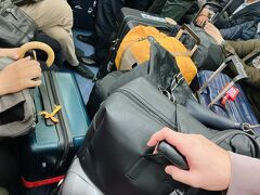 トランクだらけでかなりぎゅうぎゅうの電車内