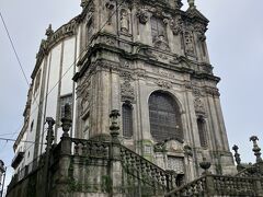 急な坂を上っていくと、これがポルトのランドマークのひとつ。