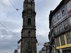 坂を登りきって振り返って見ると、クレリゴスの塔。

坂の下はクレリゴス教会で、坂上に塔。地形を生かしたつくり。