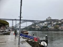 ドン・ルイス一世橋の近くには来たけれど、ここからは渡れないね～。