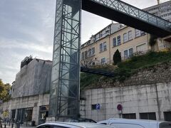 市場を出て緩やかな坂を上っていくと、あ、これこれ。坂を上りたくない人にはエスカレーターです。