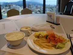 昨日の大雨も止んで曇り空ながら斗六の町を見ながら朝食
