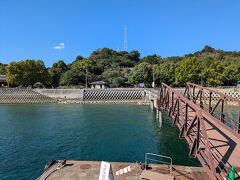 しばらく西に進むと、最初の寄港地うさぎ島で有名な大久野島に到着、滞在時間は30分。