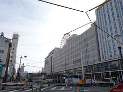 今も昔も松山の起点となる松山市駅から歩いて、坂の上の雲ゆかりの地を廻ってみます。予定では、松山城を上って街を見下ろすから始めるはずでしたが、結構歩くのだね・・って事がわかり・・松山城、道後温泉はまたにして・・
明治時代鉄道が次々と敷かれていきましたが、松山は日本でも早く汽車が走った街。
ここを起点に、港のある三津浜、道後温泉と、夏目漱石の言う　マッチ箱のような　坊ちゃん列車が走っていました。
