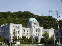 振り返って、県庁の上に松山城
子規も秋山兄弟も、夏目漱石も眺めただろう景色・・ではないようで・・
愛媛県庁舎は1929年に完成しているので、1902年に没している子規は松山城だけ見上げてたようです。