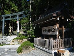 14：00に店を出て、14：20に“諏訪大社下社秋宮”に到着。
諏訪大社は諏訪湖周辺に4社に分かれて鎮座する神社で、諏訪湖の南に上社があって前宮・本宮と、北に下社の春宮・秋宮と4社で構成されており、全国の諏訪神社の総本社。
ちなみに諏訪大社は国内最古の神社のひとつと言われていて本殿はなく、自然そのものを御神体とする古い信仰の形をとどめているのが特徴。