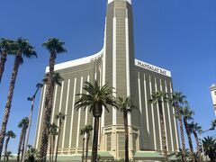 スムーズに戻るつもりが方向間違えたバスに乗って、もっと南に行ってしまい、ストリップの南に戻るまで1時間くらいかかりました。涙
こちらはマンダレイベイリゾート。ホテルが皆でかいのでゲートからホテルの入り口までが遠すぎる。ので、外から観光。笑
