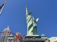 ニューヨークニューヨークでは、The Big Apple Coasterに乗りました～。
実はこれ、 アプリMy Vegas のリワードで乗りました。半年前からリワードでホテルに泊まりたいと思って頑張ってゲームしていたのですが、色々条件があってこれしか使えなかったのです。
身体ガンガンぶつかる激しいコースターでした。