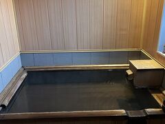 1日目の宿にチェックイン！人気の素泊まりの宿ですが、直前にキャンセルが出たのか取れました。お風呂はまだ新しい感じ。