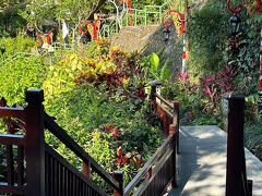 8:00カーチャーターお迎え
ホテル近くの観光からスタート

>ゴアガジャ遺跡
11世紀ごろの古代遺跡です。顔のレリーフが掘られた洞窟で有名。
入場料を支払い腰に布を巻き階段で下に降りたところに遺跡はあります
