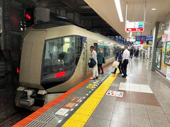 早朝6時40分頃の北千住駅。
東武特急の始発電車リバティけごん・会津1号。日光へ行くけごん号は3両編成ということもあり、座席数の多いリバティでも満席。会津行きの編成はまだ空席がある、という感じだった。