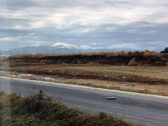館林を過ぎて単線区間に入ると、日光の山陽が見えてきた。雲がかかっている。
予報を見ると、日光の社寺エリアだけ雨とのこと。