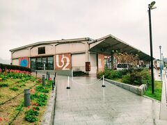 雨が小降りになるのを少し待つため、まずは ONOMICHI U2 へ。