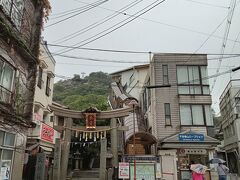右の建物がチケット売り場です。