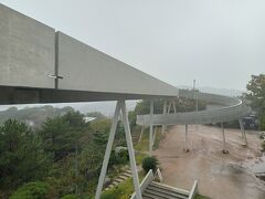 頂上に着くと、千光寺公園展望台「PEAK」があります。