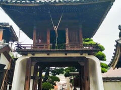 天寧寺。
本堂などのある境内と三重塔は、少し離れています。