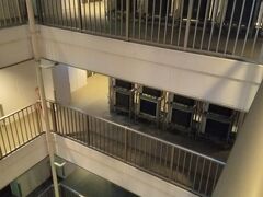 広島駅近くでレンタカーを返し、今夜のお宿へ。
元々マンションだったのか、変な造りのホテルでした。
