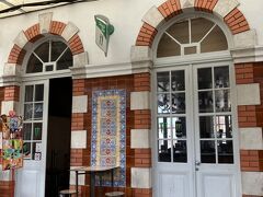 この小さな駅は観光地シントラに近い駅、つまり先ほどのポルテラ・ド・シントラ駅の次の駅で終点でした。なーんだ。先ほどはバスの終点で一駅行き過ぎちゃんですね。確かに世界遺産のこの町にこれ以上バスは通せないかも。