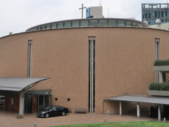 　昼食後は、上智大学近くにあるカトリック麹町聖イグナチオ教会を見学しました。1999年に建て替えられた円形の教会です。