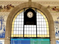 
13:00頃　ポルトの中心駅「Sao Bento駅」に到着