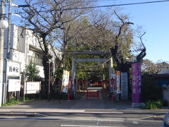 鴻神社（鴻巣宿の総鎮守で、明治６年に雷電社・熊野社・氷川社を合祀して鴻三社となり、明治３５年頃に多くの社を合祀して鴻神社となりました。市名の由来となる「こうのとり伝説」があります。かつて、この地にやって来たこうのとり夫婦が「木の神」の大木に卵を産みましたが、その卵を狙っていた蛇を退治して平和になった事より「鴻の宮」と呼ばれました。）