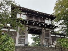雨の中を歩き、久保田城の玄関口＝【表門（一ノ門）】に到着
門の下手には侵入者を防ぐために【御物頭御番所】が置かれていた