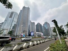 【懐かしの「ジャラン・スディルマン／JL.Sudirman」】

凄い渋滞で遅々として進まぬ車の車列に溺れながら通勤したものである...