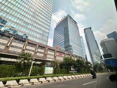 【懐かしの「ジャラン・スディルマン／JL.Sudirman」】

私の勤めていた会社の事務所は、チキニ地区にあったので、毎朝、毎晩、この道を車で往復しながら、このスデイルマン大通りの「高層ビル群」をぼ～んやり眺めながら...