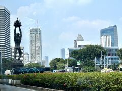 【アッチッチの像】

嘗ての（インドネシア人の富裕層が集中していた）高級住宅地『ポンドックインダ』...


PS）嘗ては、まだ新規開発中で、区画整備が行われており、建物も疎で非常に静かな長閑での～んびりしていた『ポンドックインダ地区（元々は、郊外にあるど田舎だった）』は、今や巨大高級モールが立ち並び、超高層のインターコンチネンタルホテルまで建てられ、大渋滞が起こる程、人が爆増した場所と化していた...