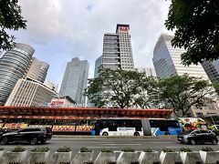 【懐かしの「ジャラン・スディルマン／JL.Sudirman」】

我々、日本人は、（日本人学校に通う子供たちが）「アッチッチの像（火の燃えた熱い皿を持ち上げているから）」と呼んでいたので、一般日本人同士では、ここは「アッチッチ」で通じていた。

このロータリーの雰囲気は、昔のままだわぁ...