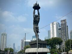 【アッチッチの像】

「そりゃそーだよなぁぁ...四半世紀も経てば、変わるよなぁぁ...」

とか（まあ、当たり前の事を）考えながら、ポンドックインダモールの前に泊まっていたブルーバードタクシーに乗り込み、ホテルに帰る事にした...