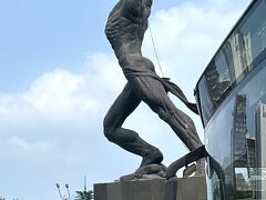 【アッチッチの像】

ブロックM（クバヨラン バル）から北上し、JL.スディルマンに入る直前にある「Patung Pemuda Membangun」と呼ばれる噴水が見えてきた。

写真：噴水の内側にバスレーンができたので、写真を撮るのに邪魔...になった。


PS）今はどうだか知らないが、以前はここスディルマンは「３ in １」という交通規制があり、早朝と夕方のラッシュアワーには1台の車に３名以上が乗っていないと、この道に入る事ができなかった...その為、この通りの入口には（幾ばくかの）お金を払えば、一緒に車に乗ってくれる小僧たちがたむろしていた。日本人が一人の時は、車内を汚したく無い為、できるだけ清潔そうな格好をしている子を探し（ここで拾って見ず知らずの）子供を乗っけて会社まで通う事があった事を思い出す...