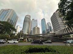 【懐かしの「ジャラン・スディルマン／JL.Sudirman」】

ただ、一旦、スディルマン（大通り）に入ってしまうと、当時は見た事もなかった様な近代的なオフィスビルが沢山立ち並び...しかも、スディルマン通りの真ん中には特別バスレーンがある...この光景は凄い...なぁぁ...

これからインドネシアは首都をカリマンタン島に移すという計画なの筈なのに、今でもガンガン高層ビルが建設され続けている...

無理でしょ...そんな計画...今更...


写真：バス乗り場までの陸橋（渡り廊下）のデザインがいやに仰々しい...かっこいいけど...