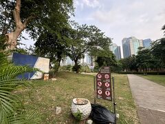 【スナヤン近辺】

写真：まだ、ゴルフ場（打ちっぱなし）だった時の名残りが残っていた...（ゴルフボールの形をしたゴミ箱）