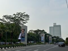 【スナヤン近辺】

スデイルマン通りの裏に行くと、「おお、ムリアホテル！」が向こうに見える...このホテルは、嘗てのスハルト第二代インドネシア大統領の末娘の資本が投下されて建設されたホテル。

以前は、設備がゴージャスで素晴らしい割には価格が安かったので（ジャカルタ暴動とかで経済が不振の頃だったからか）よく利用した。

私が2000年にこの国を離れる際に、出国前日はこのホテルに宿泊させて頂いた。

眼下に広がる「スナヤンゴルフ場のフェアウェイ」の緑が美しかった...ところでこの「スナヤンゴルフコース」は、（今の方は信じられないとは思うが）私がいる頃は「パブリックのゴルフ場」だった。