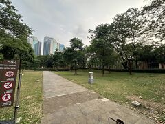 【スナヤン近辺】

ズンズン進んでいくと、ここは嘗て巨大な「スナヤン・ゴルフレンジ（打ちっぱなし）」があった場所。