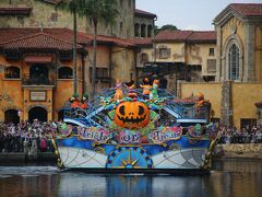 コロンビア号を出た後、アプリを見るとハロウィンのパレードがあるらしいので、メディテレーニアンハーバーへ。13:15、ショーが始まりました。