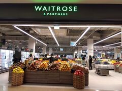 イギリス発祥のスーパーマーケット「WAITROSE（ウェイトローズ）」で、お菓子やナッツの土産ものを探しました。
すごく広くて、品揃えが豊富で、陳列がキレイで、端から端まで見て歩きたいぐらい魅力的でした。
いつもは野菜、果物、魚、肉、お総菜などから見てまわるのですが、時間が限られているので、一目散にお菓子売場を目指しました。