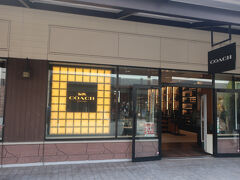 ふらっと連れ合いについて中に入ってみました
私は、唯付き合いに入っただけでしたが・・・・・・
ウインドーに飾られていた、ショルダーバッグがふと目に留まりました・・

　目に留まるだけでよかったのですが、ついつい食指が動いてしまい、衝動買いをしてしまいました(/・ω・)/(-_-)/~~~ピシー!ピシー!

