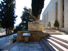 横断歩道を渡って歩いて辿り着いた博物館前の場所
現地ガイドとの待ち合わせ場所なのだそうだが、まだ来ていなかった