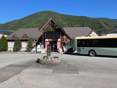 本日のスタート地点である小菅の湯
紅葉シーズンだけあってそれなりに人がいました。