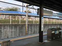 バスは少し遅れて塩山駅に到着しましたが、ちょうどよく電車に乗り継ぎ、帰ることができました。

今日得た教訓をもとに、次に紅葉を見に行くときは紅葉情報サイトを当てにするのではなく、リアルタイムに投稿された写真などを参考にしようと思います。また、景色を楽しめる程度のゆったり歩けるコースを選ぶことも大事ですね。
でも、西沢渓谷が素晴らしい景勝地であることは間違いありません。人が少ない時期を選ぶと、もっとゆっくり楽しめるんじゃないかと思います。