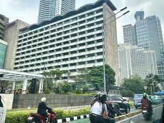 【プルマン・ジャカルタ→（旧）プレジデントホテル】

思い出の旧）ヒルトンホテル（現スルタンホテル）に「最後の」お別れをして、


写真：この左のボロい建物は「旧）ホテル・インドネシア」