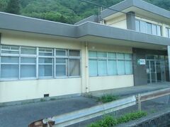 バス停とちょっとだけ離れたところに駅があります。
国道側に出入口もありますが、駅前の国道が狭く、バスを停めるにはちょっとスペースが足りないからということなのでしょうか。

ちなみに、駅の建物は結構大きめですが、現在は列車の行き違いはできない駅となっているはず。保線とか除雪の拠点の機能などもあるのでしょうかね。
周囲に民家などもほぼ見当たらないのですが、ちょっと離れたところには集まっているらしいです。