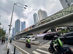 【プルマン・ジャカルタ→（旧）プレジデントホテル】

今現在、このスデイルマン通りとタムリン通りが交差するこの場所まで、「トランスジャカルタ」バスの路線になっていた...