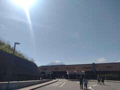御殿場アウトレットに着きました。
富士山の頭だけ見えます。