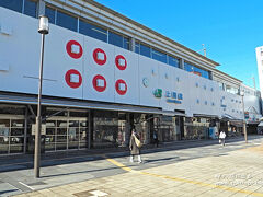 大宮から北陸新幹線で乗り換えなしの約1時間でいけちゃう上田って、自宅から比較的気軽に行けちゃう距離。
ということで日帰りの上田旅行に出かけてみました。

駅を出て振り返ると、なんと！駅の建物に真田氏家紋の六文銭のデザインがあるではないか！
さすが戦国武将として名高い真田氏ゆかりの地、上田だ。着くなり早くも真田愛に驚かされます。